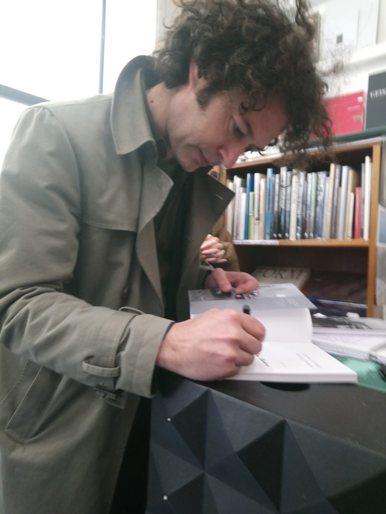 Nicolas Comment signe son livre Journal à Rebours Éd. Filigranes - La Nouvelle Chambre Claire